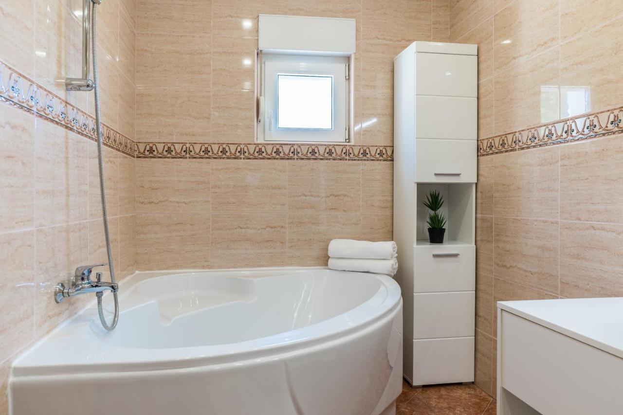 Apartmani Tomeri Starigrad Paklenica Εξωτερικό φωτογραφία