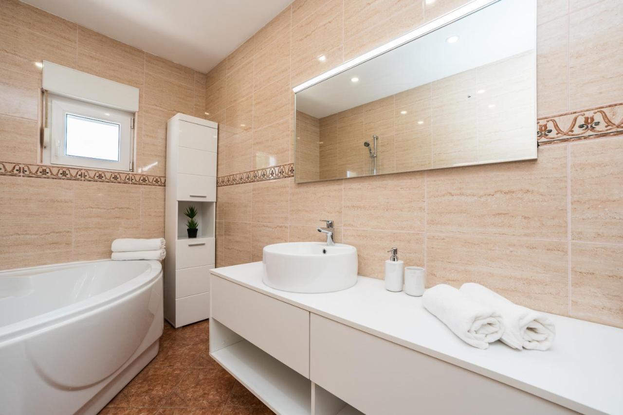 Apartmani Tomeri Starigrad Paklenica Εξωτερικό φωτογραφία