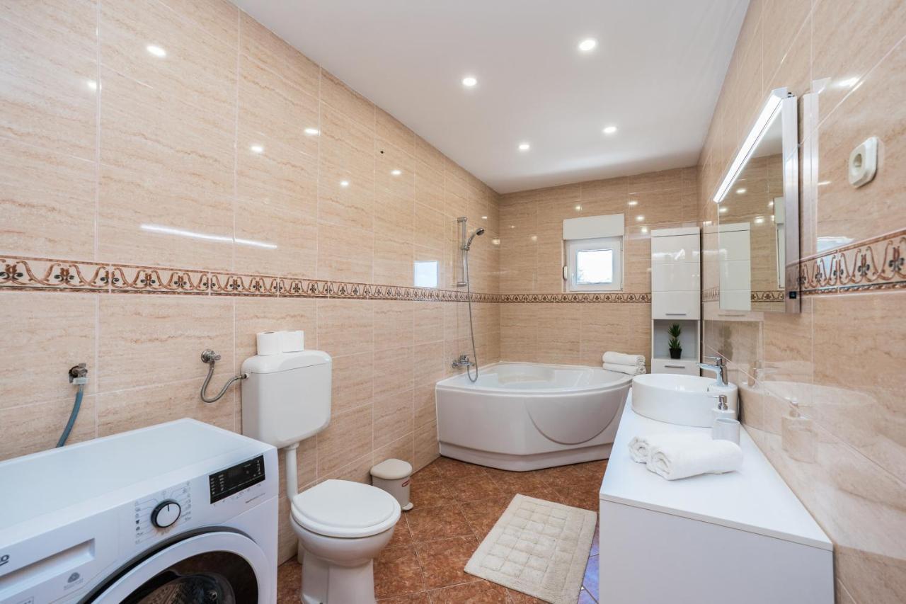 Apartmani Tomeri Starigrad Paklenica Εξωτερικό φωτογραφία